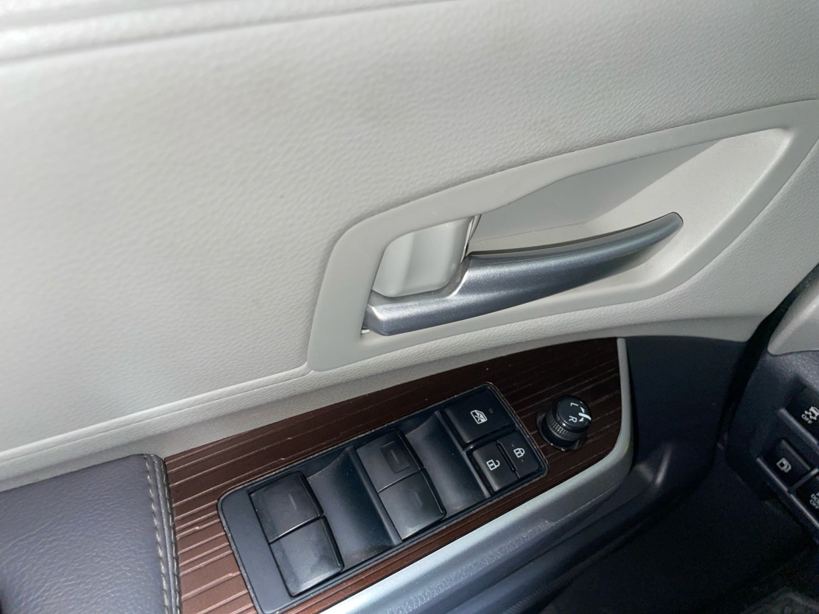 2023 Toyota SIENNA XLE PIEL