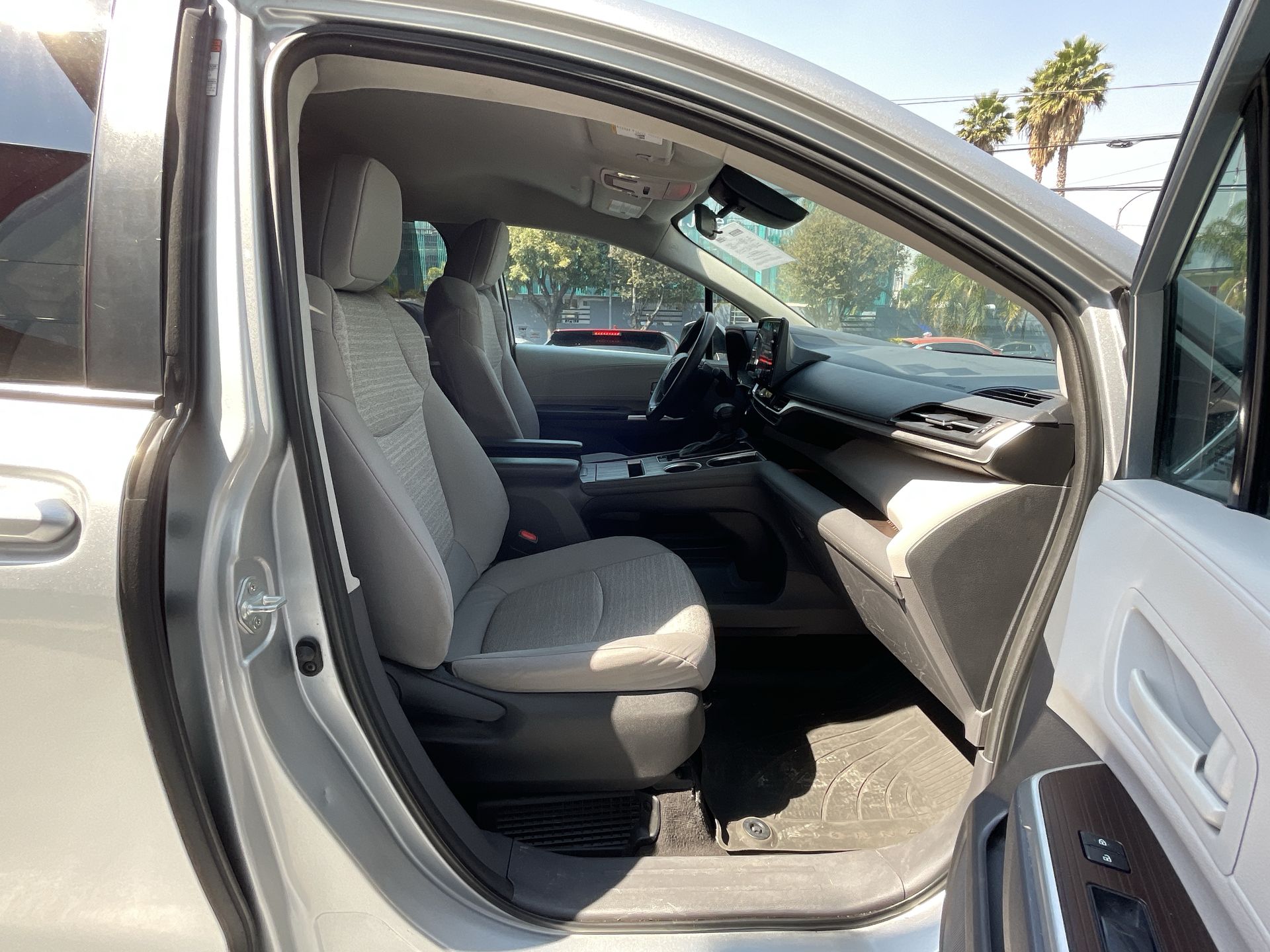 2022 Toyota SIENNA LE