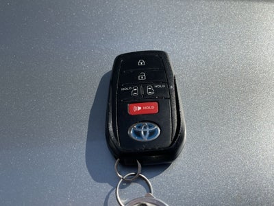 2022 Toyota SIENNA LE