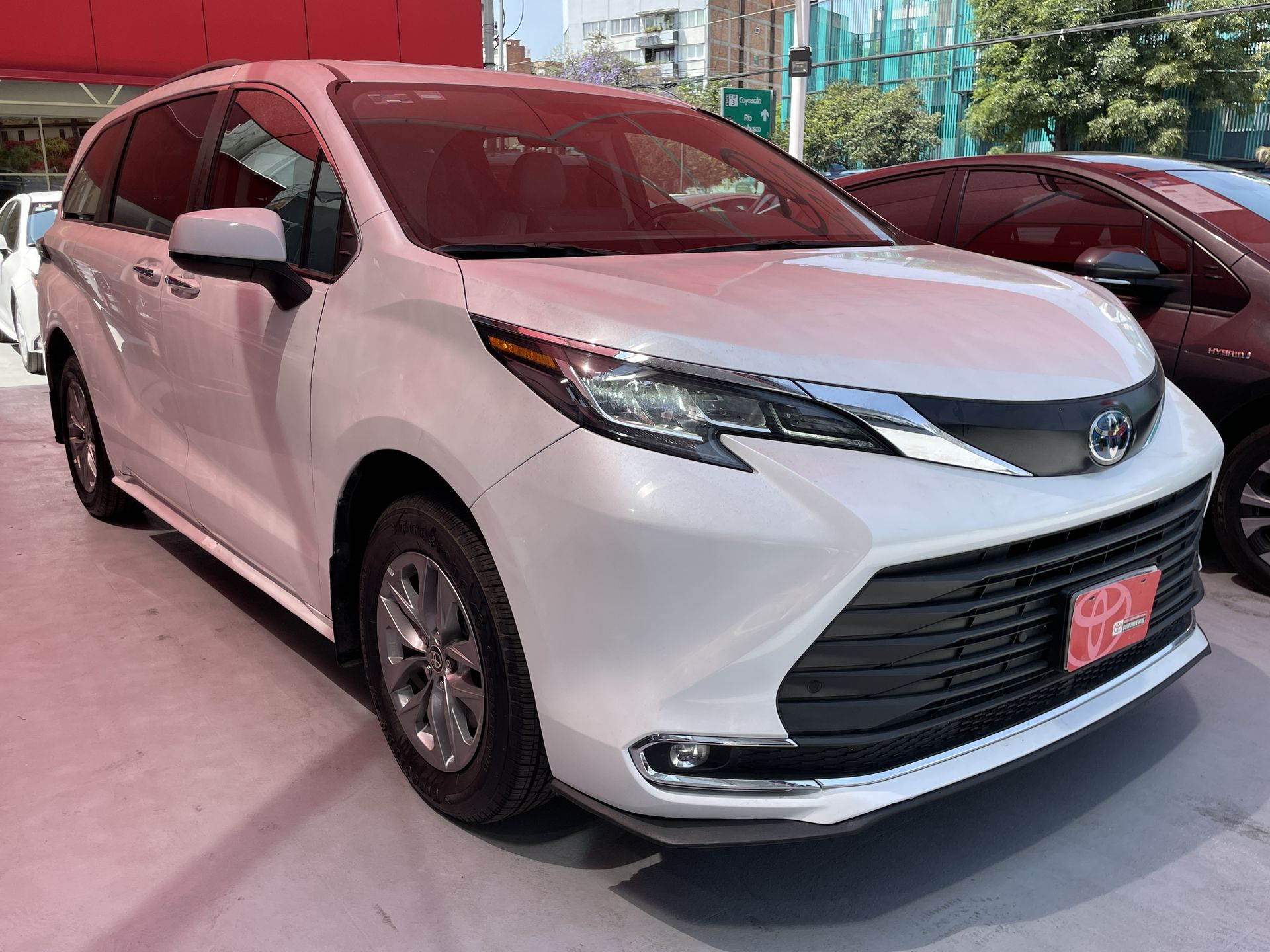 2022 Toyota SIENNA XLE