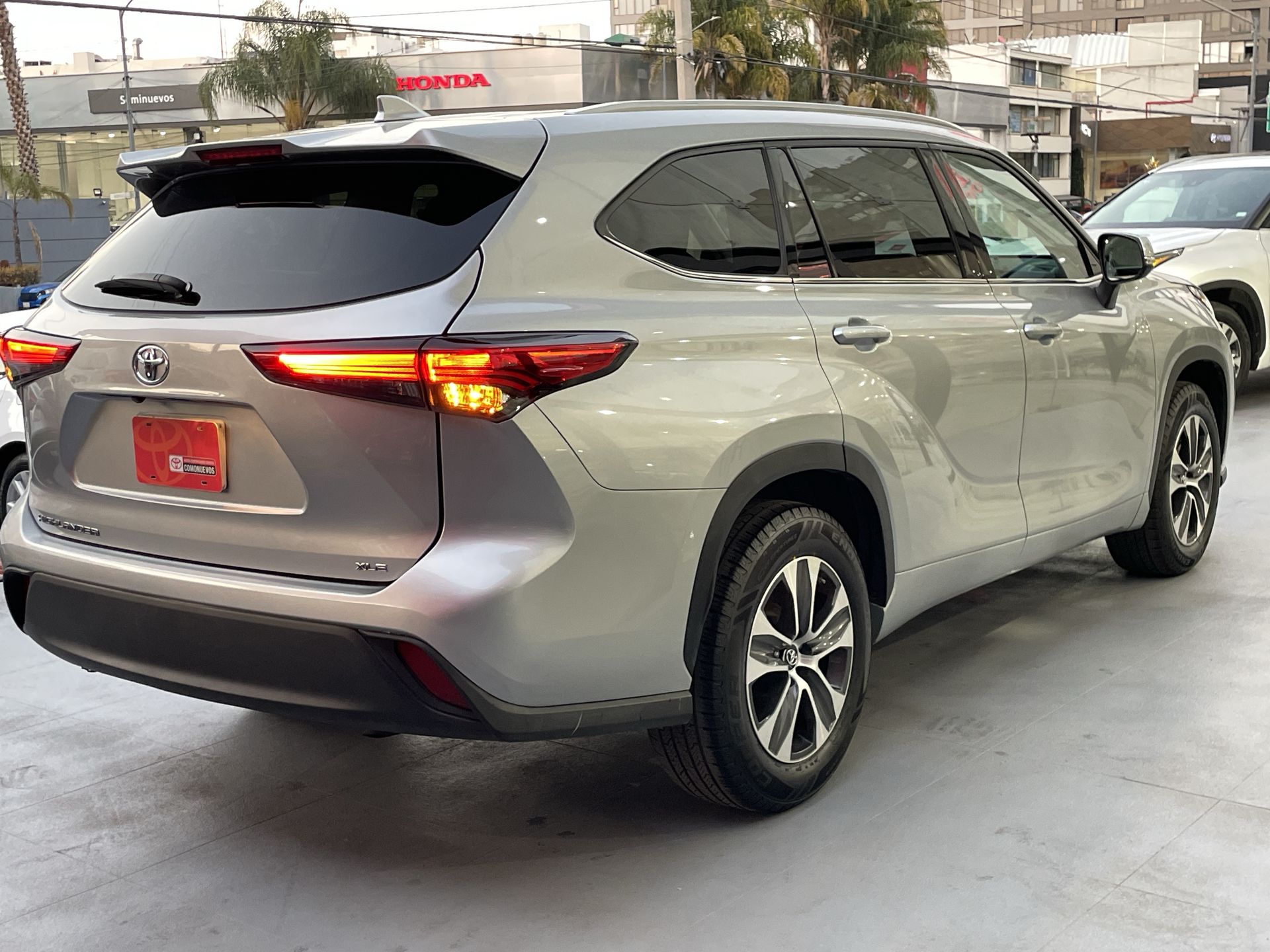 2022 Toyota HIGHLANDER XLE