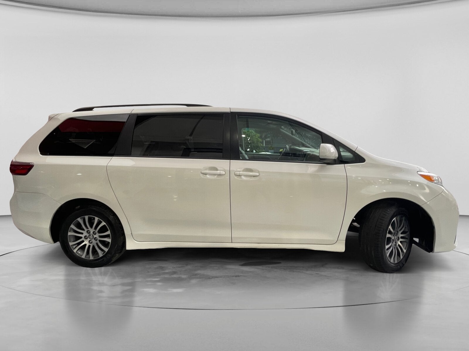 2019 Toyota SIENNA XLE