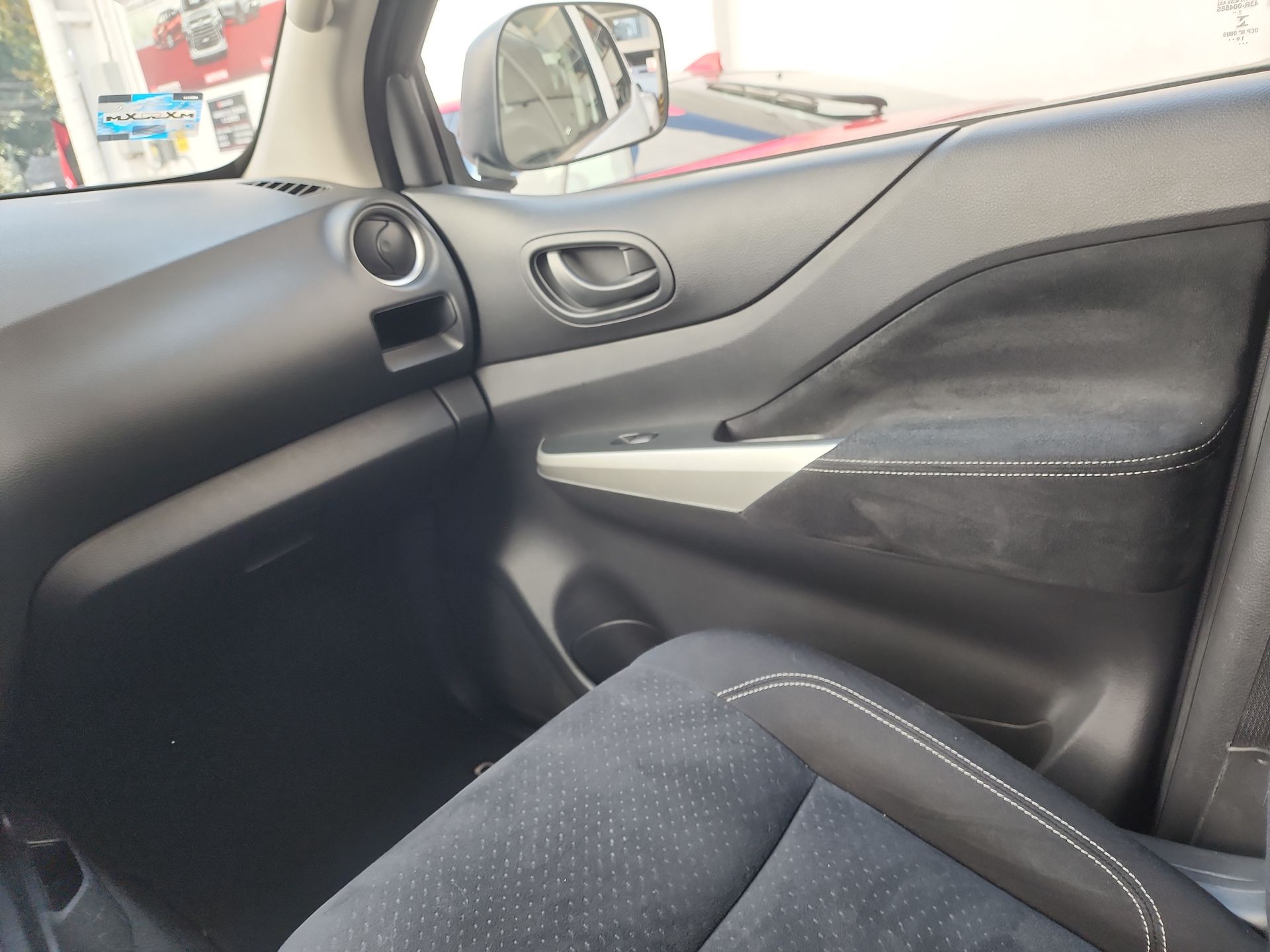 2020 Nissan NP300 DOBLE CABINA SE TM AC PAQ SEG 6VEL