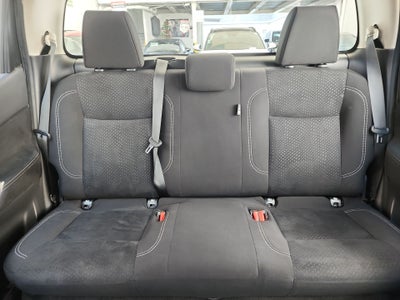 2020 Nissan NP300 DOBLE CABINA SE TM AC PAQ SEG 6VEL