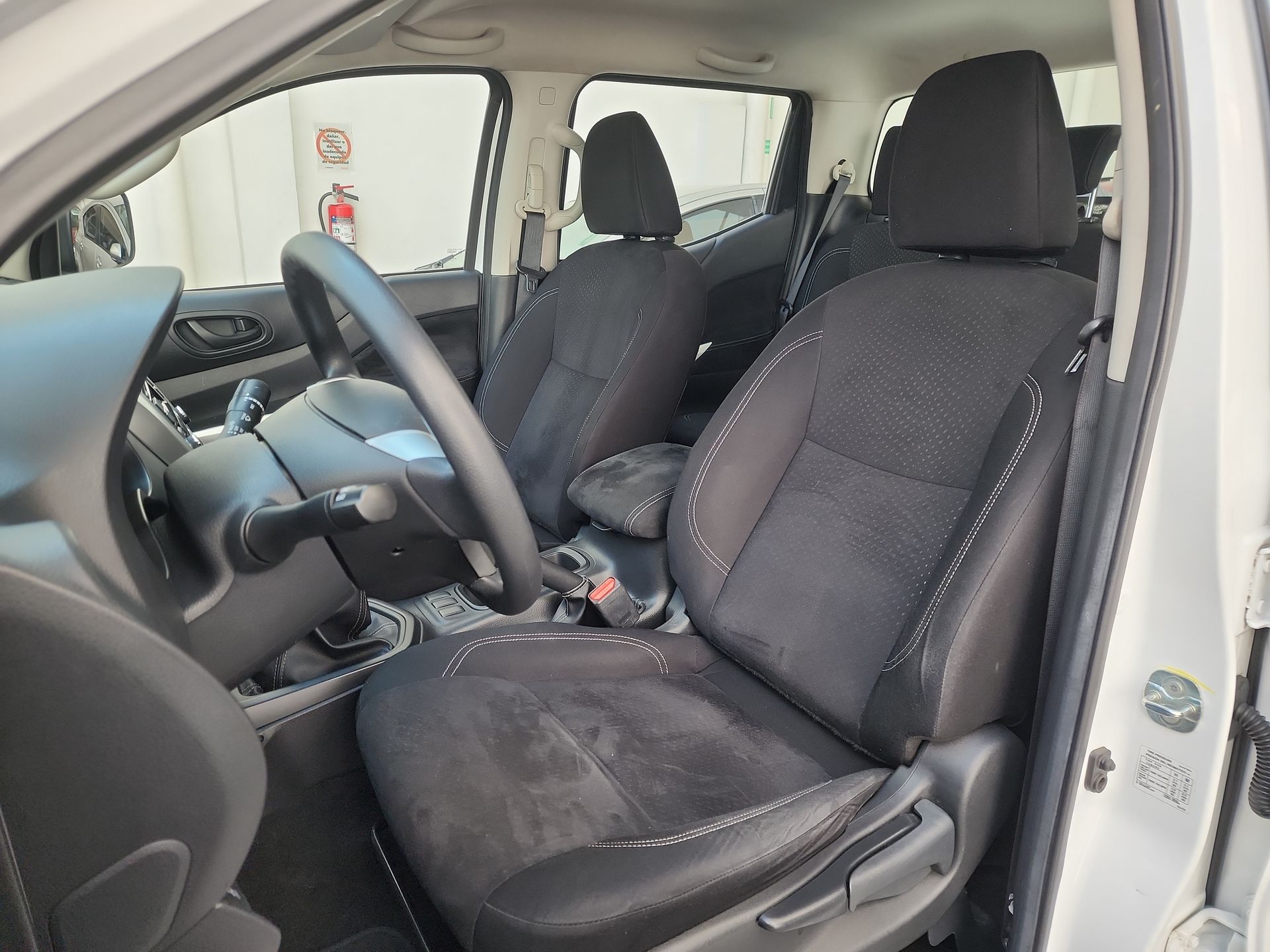 2020 Nissan NP300 DOBLE CABINA SE TM AC PAQ SEG 6VEL