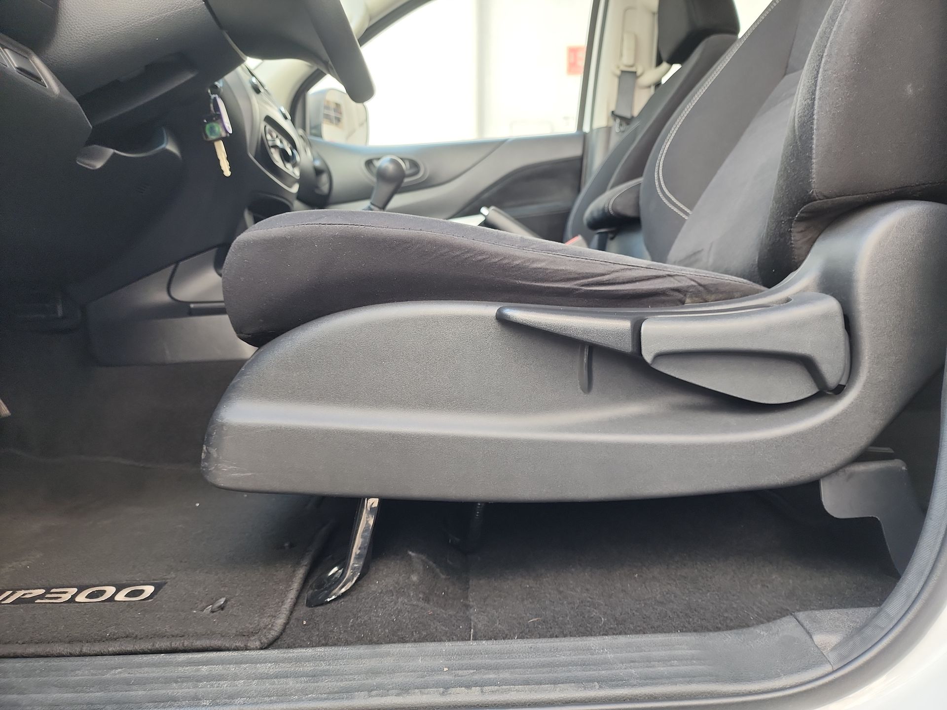 2020 Nissan NP300 DOBLE CABINA SE TM AC PAQ SEG 6VEL