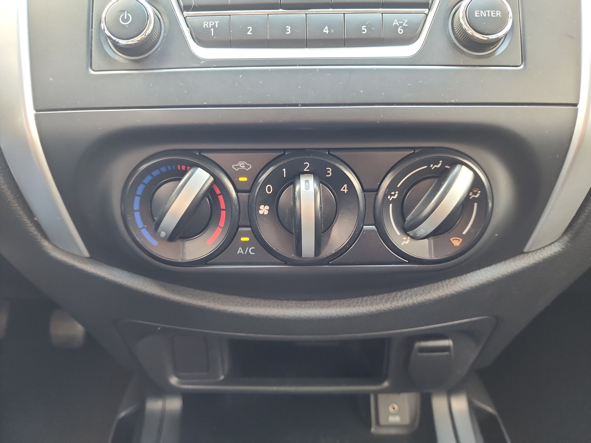 2020 Nissan NP300 DOBLE CABINA SE TM AC PAQ SEG 6VEL