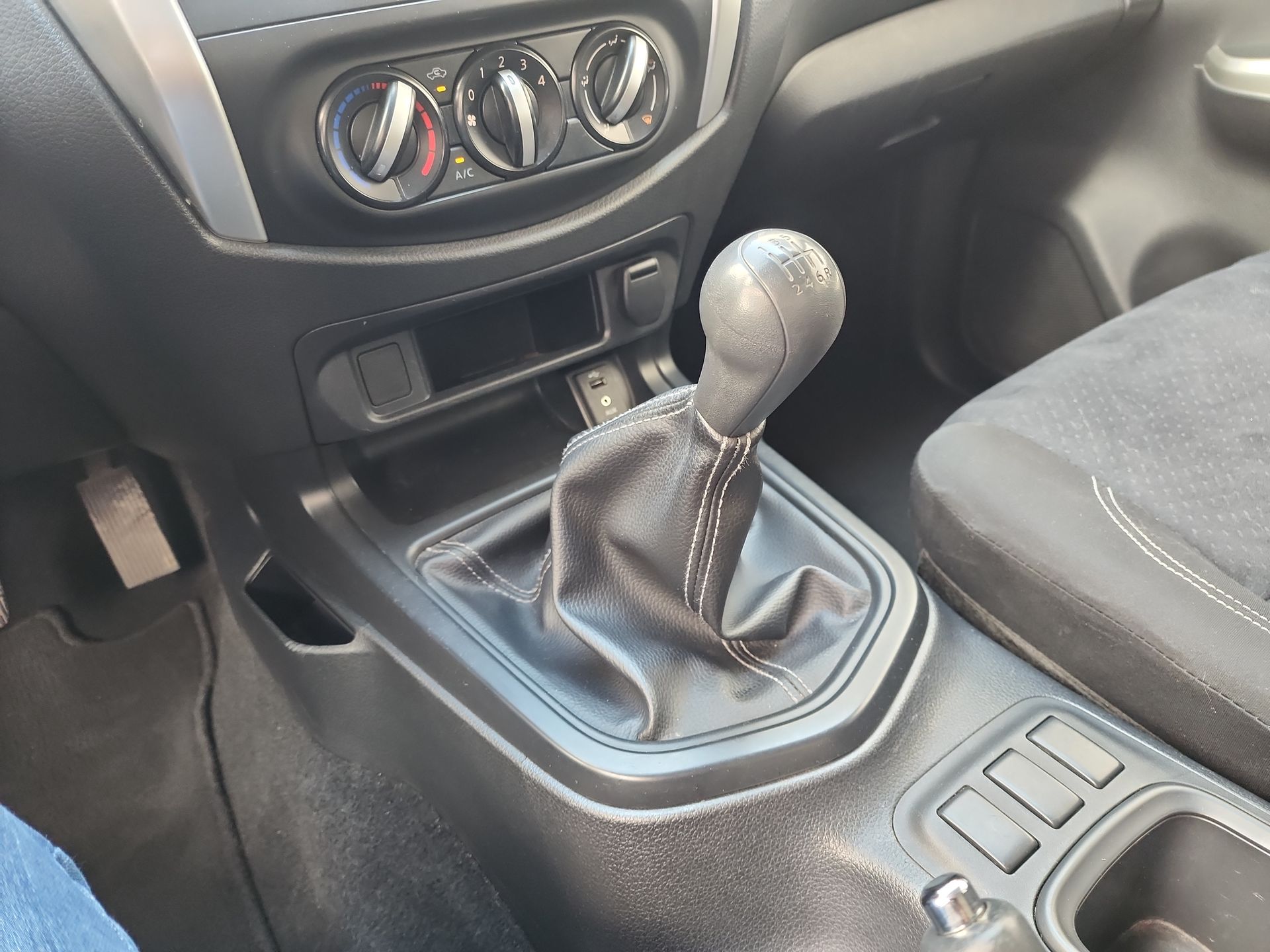 2020 Nissan NP300 DOBLE CABINA SE TM AC PAQ SEG 6VEL