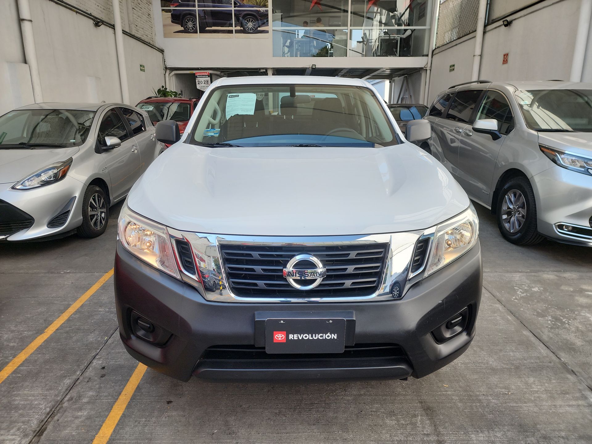2020 Nissan NP300 DOBLE CABINA SE TM AC PAQ SEG 6VEL