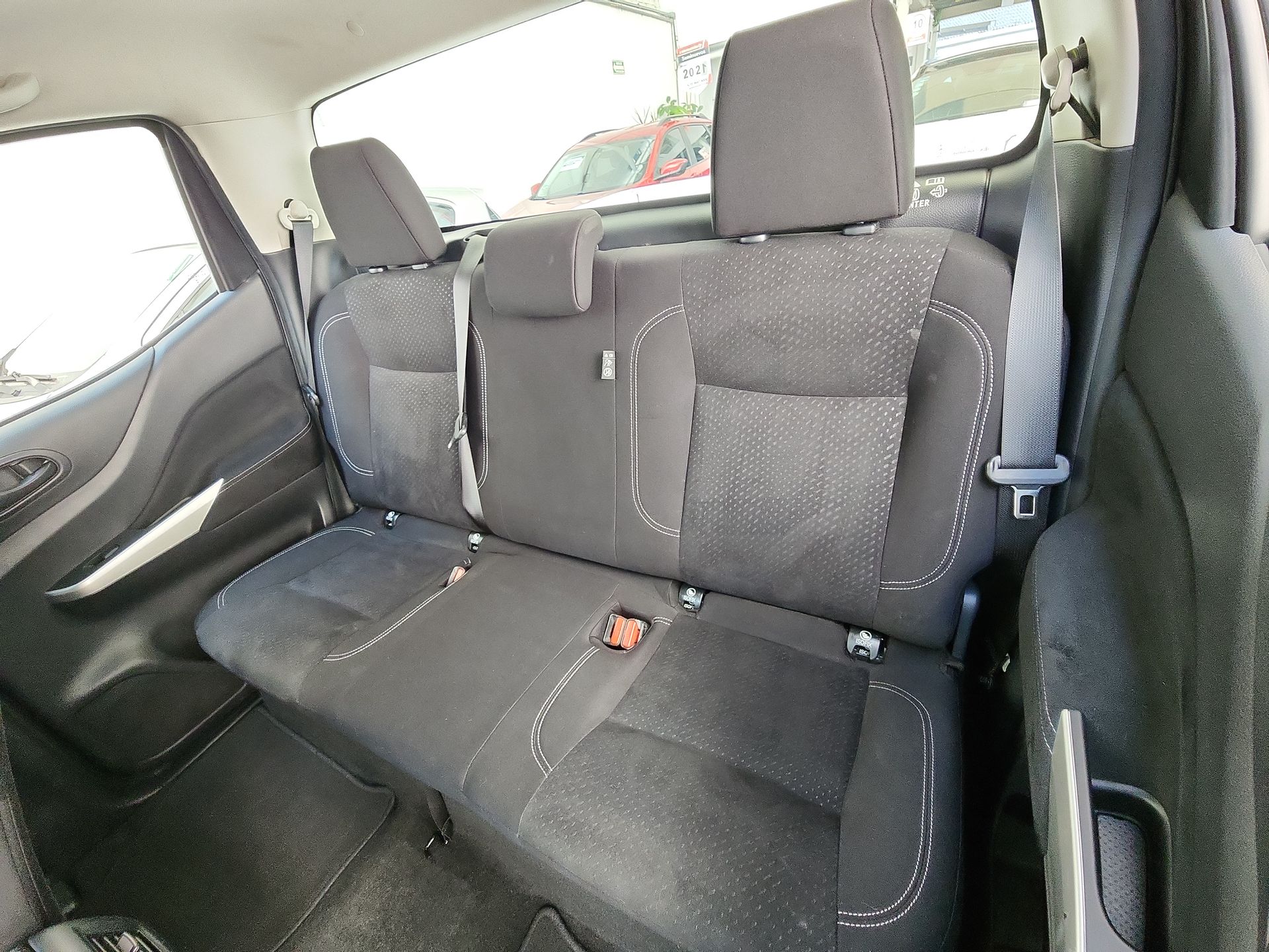 2020 Nissan NP300 DOBLE CABINA SE TM AC PAQ SEG 6VEL