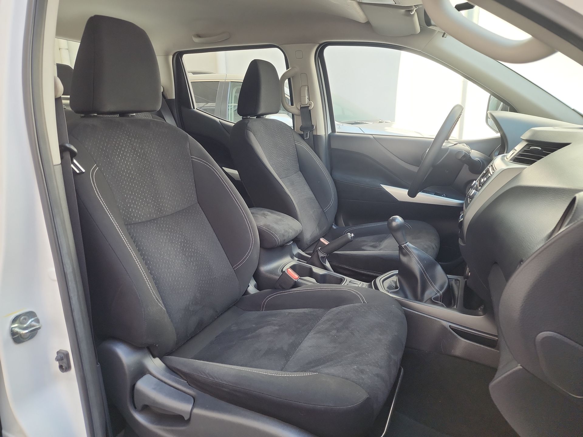 2020 Nissan NP300 DOBLE CABINA SE TM AC PAQ SEG 6VEL