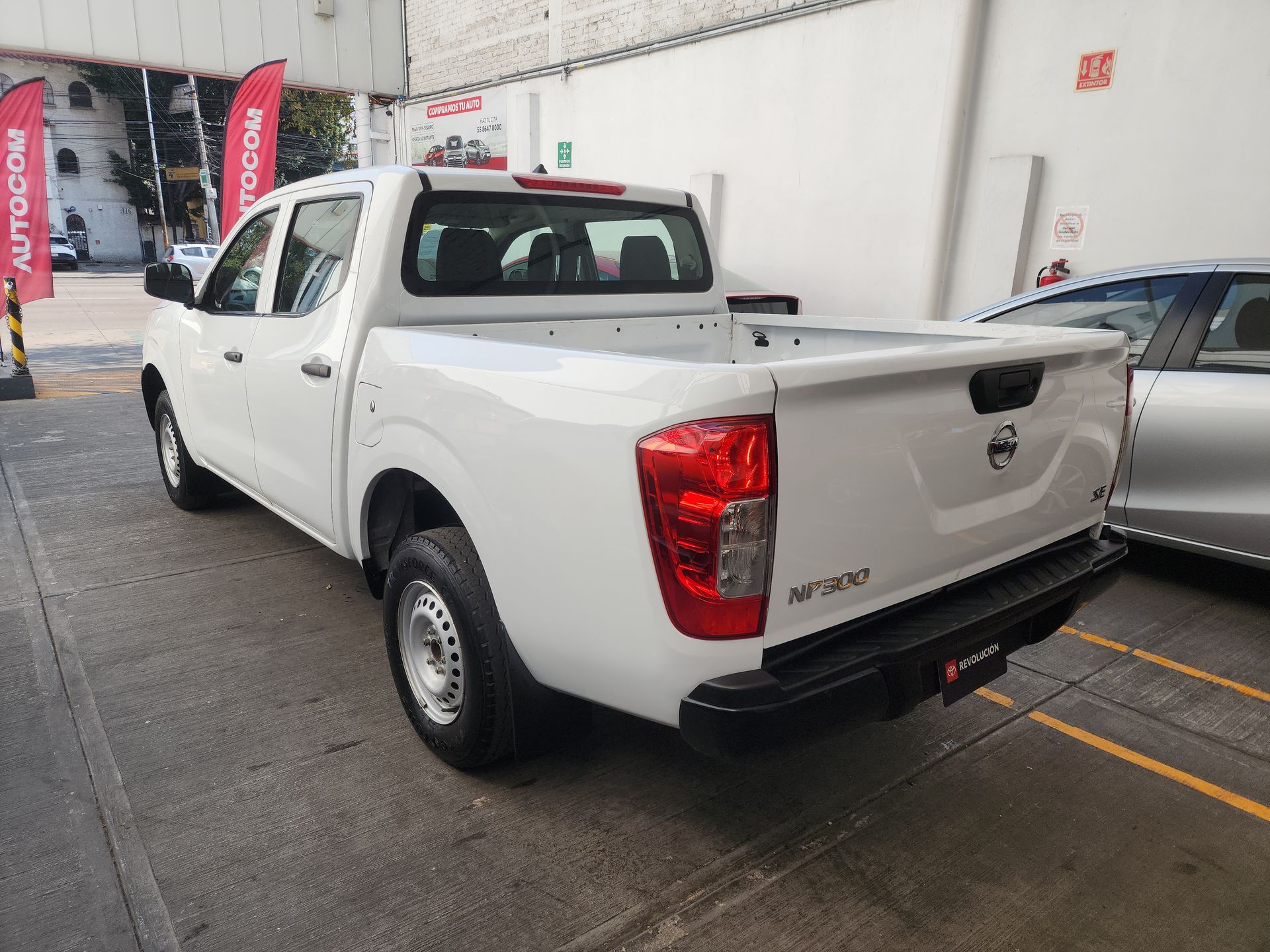 2020 Nissan NP300 DOBLE CABINA SE TM AC PAQ SEG 6VEL