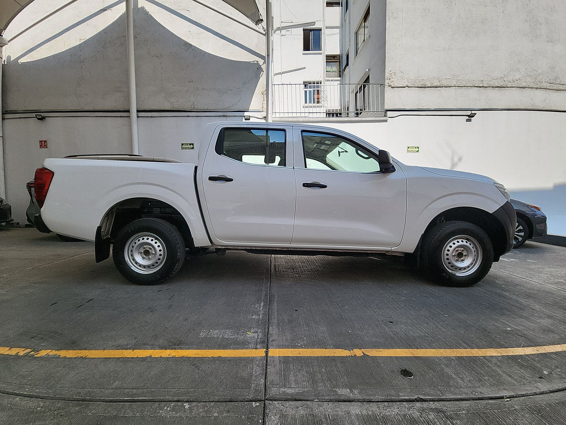 2020 Nissan NP300 DOBLE CABINA SE TM AC PAQ SEG 6VEL