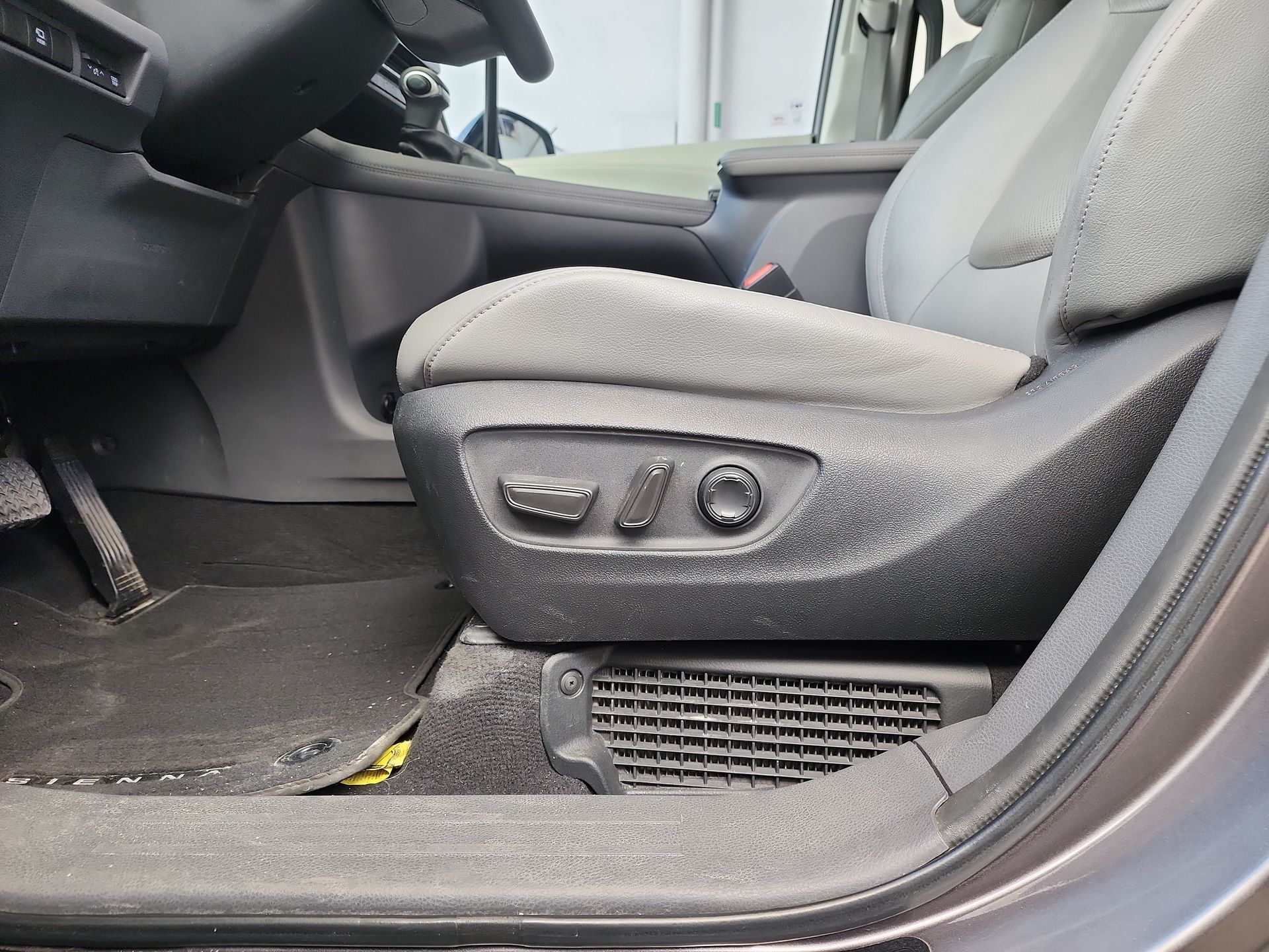 2023 Toyota SIENNA LIMITED