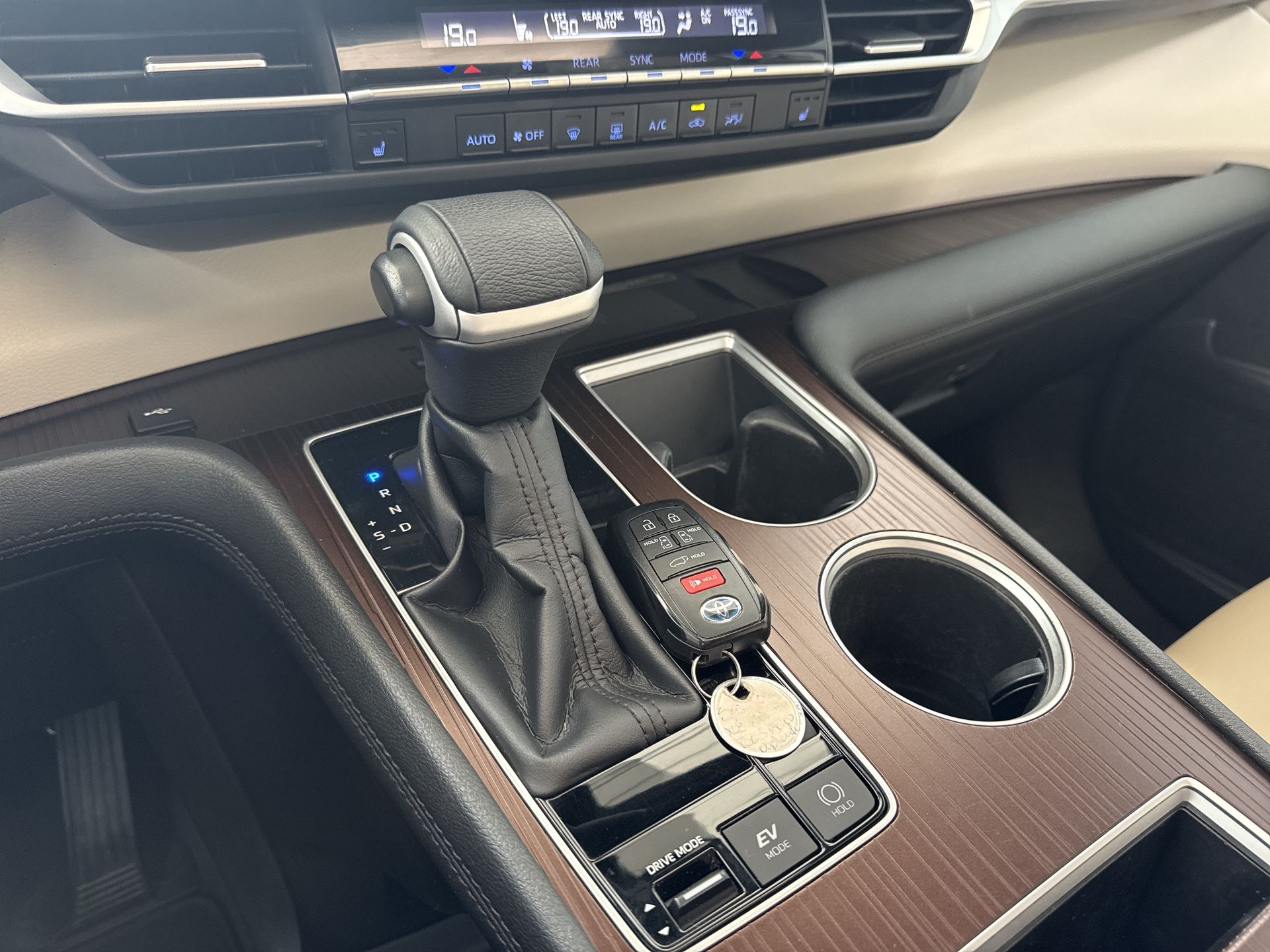 2023 Toyota SIENNA XLE PIEL