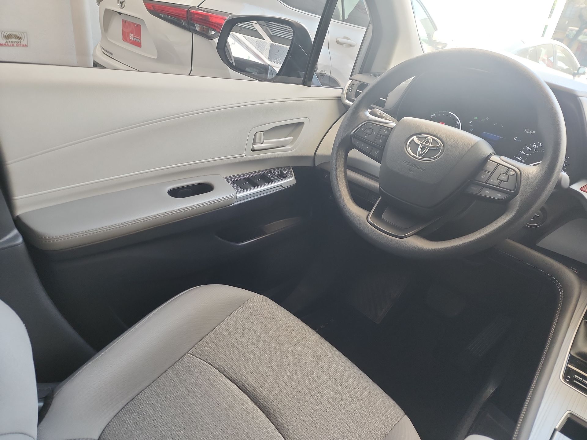 2025 Toyota SIENNA LE HEV