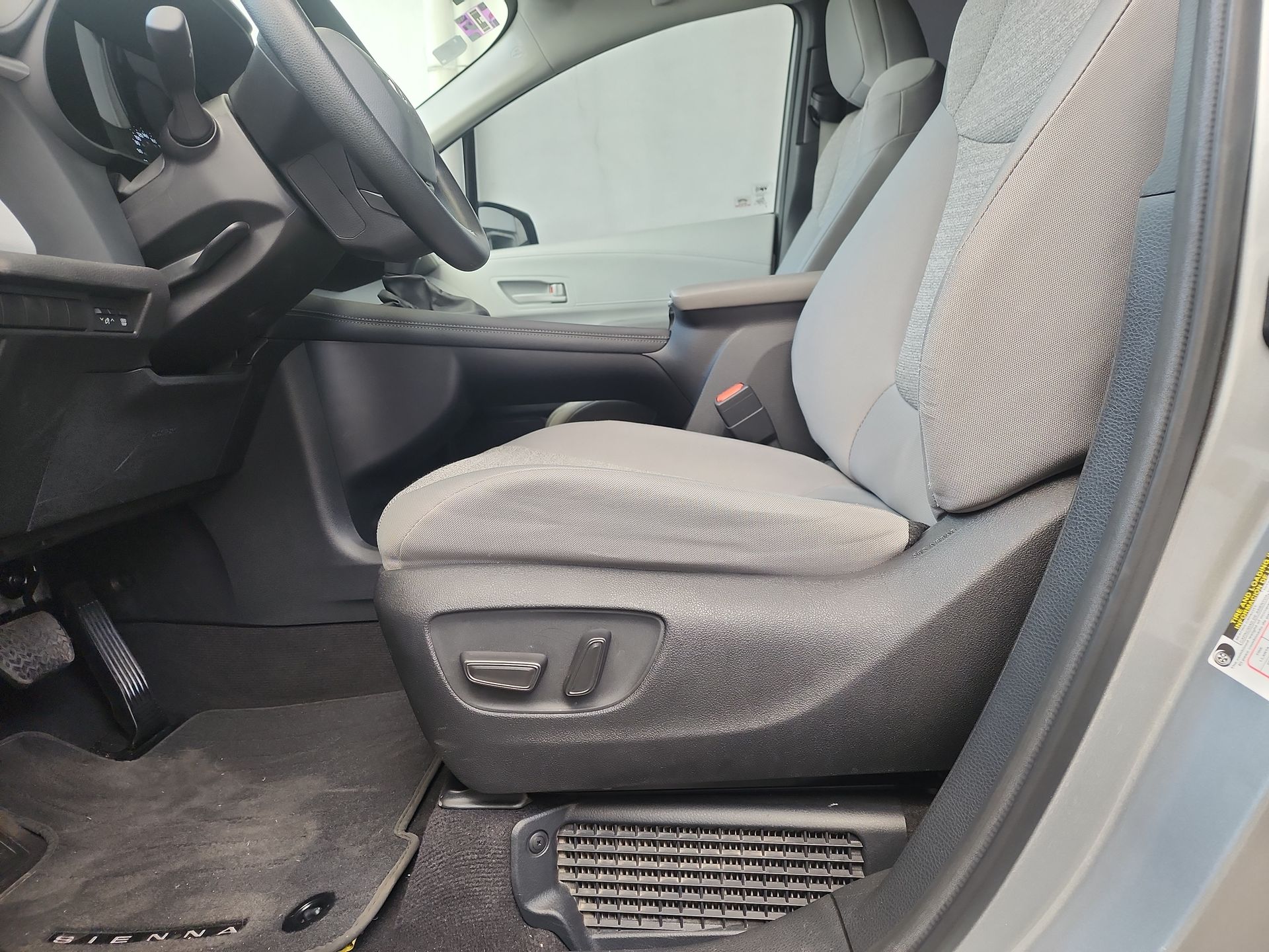 2025 Toyota SIENNA LE HEV