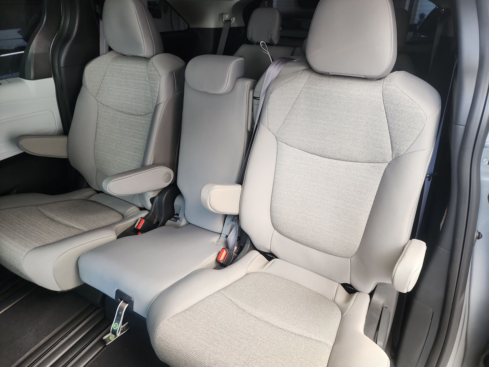 2025 Toyota SIENNA LE HEV