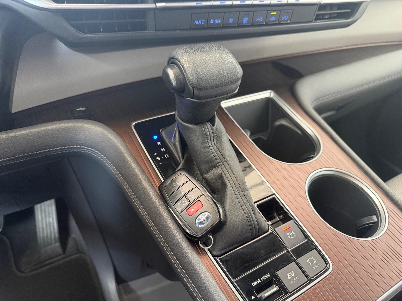 2022 Toyota SIENNA LE
