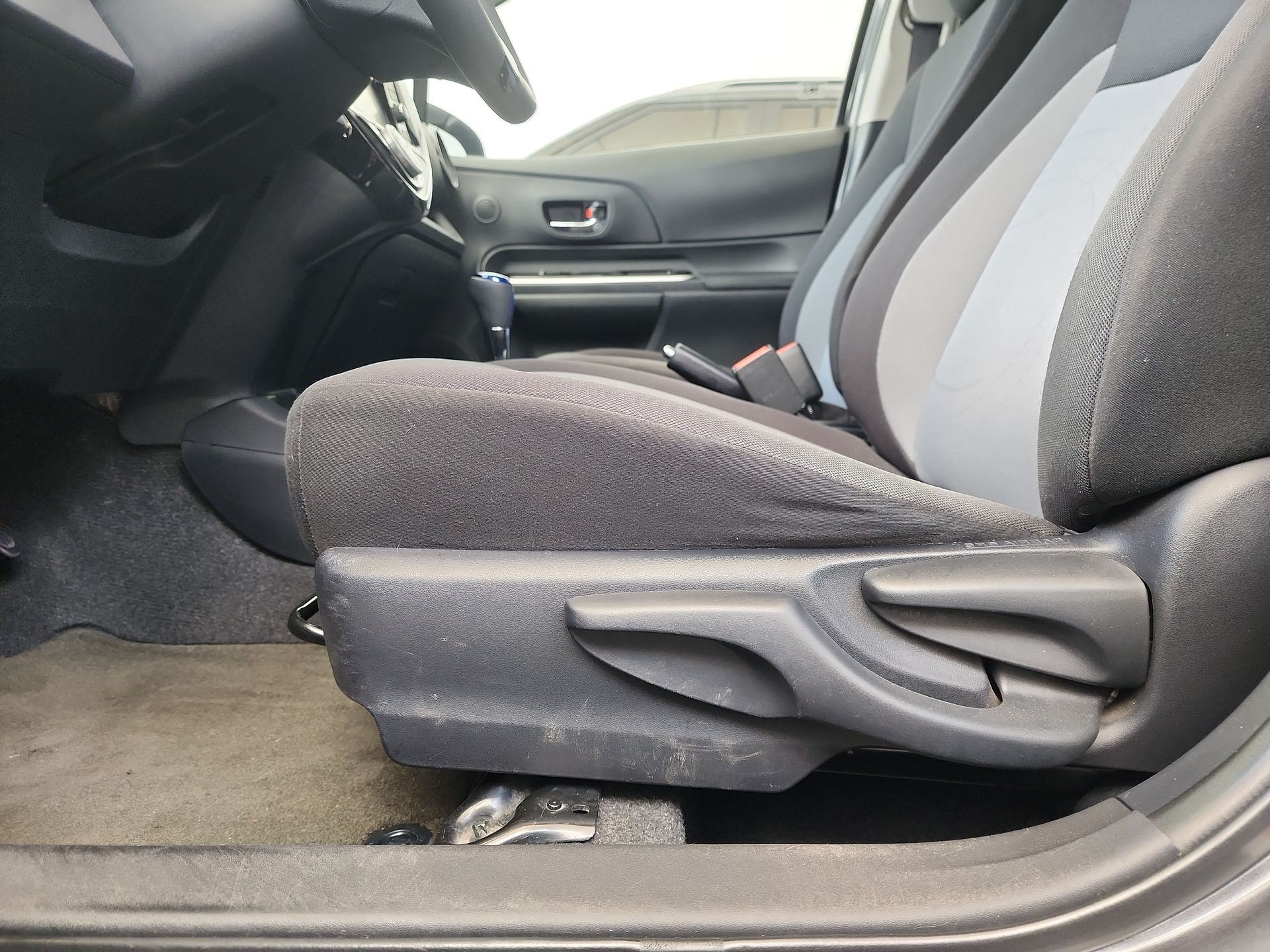 2019 Toyota PRIUS BASE 1.5 HYBRID AUTO